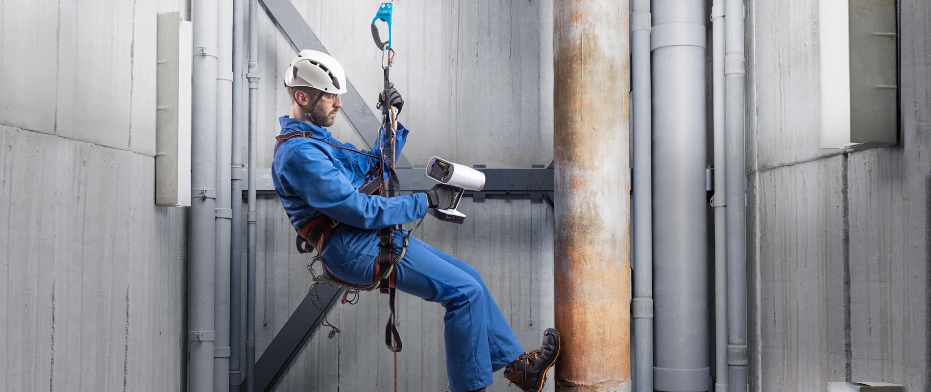 Artec Leo scanning a pipe